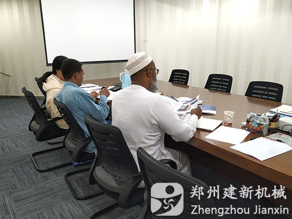 埃塞俄比亞客戶(hù)到鄭州建新機(jī)械參觀訪(fǎng)問(wèn)